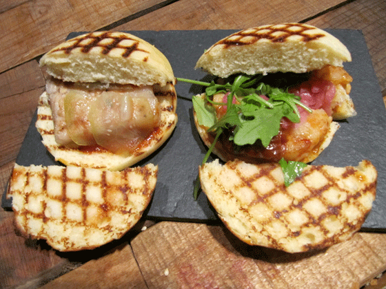 Bocata de tocino, pepino y salsa hoisin servida en Restaurante Canalla Bistro de Ricard Camarena