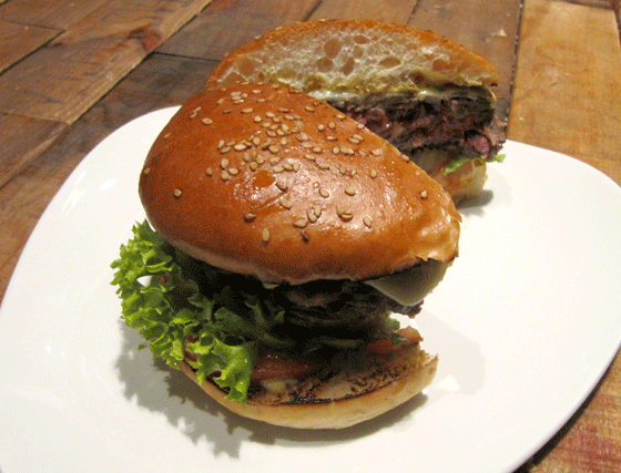 Hamburguesa servida en Restaurante Canalla Bistro de Ricard Camarena