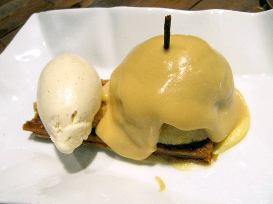 Torrija caramelizada servida en Restaurante Canalla Bistro de Ricard Camarena