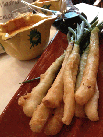 Comer calçots en el Restaurante Paradís, Madrd – Gastronostrum