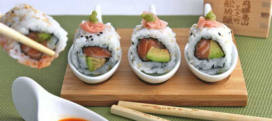 Sushi de salmón y aguacate con aceite de pimentón